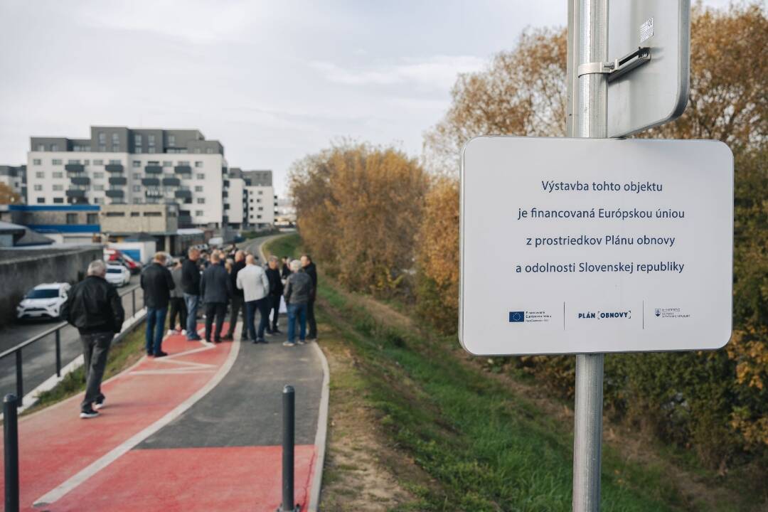 Foto: FOTO+VIDEO: V Nitre otvorili cyklotrasu Vodná – Zelokvet za vyše pol milióna eur, v tme pripomína vysvietenú runway