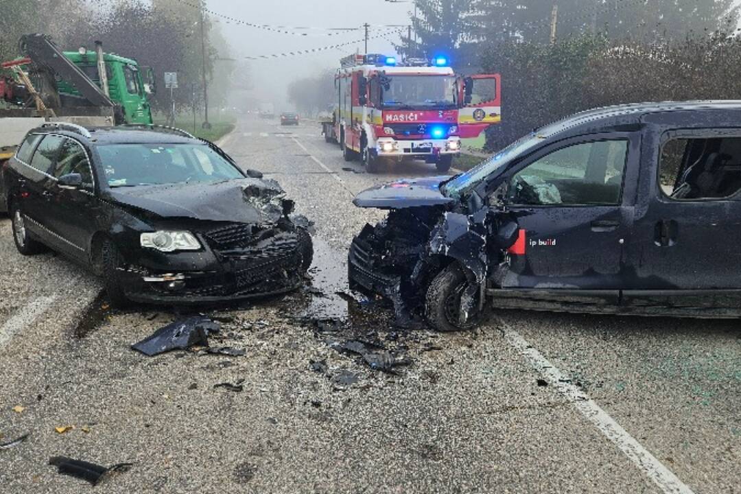 FOTO: Pri obci Bajč zasahovali hasiči aj záchranári, pri čelnej zrážke sa zranili traja ľudia