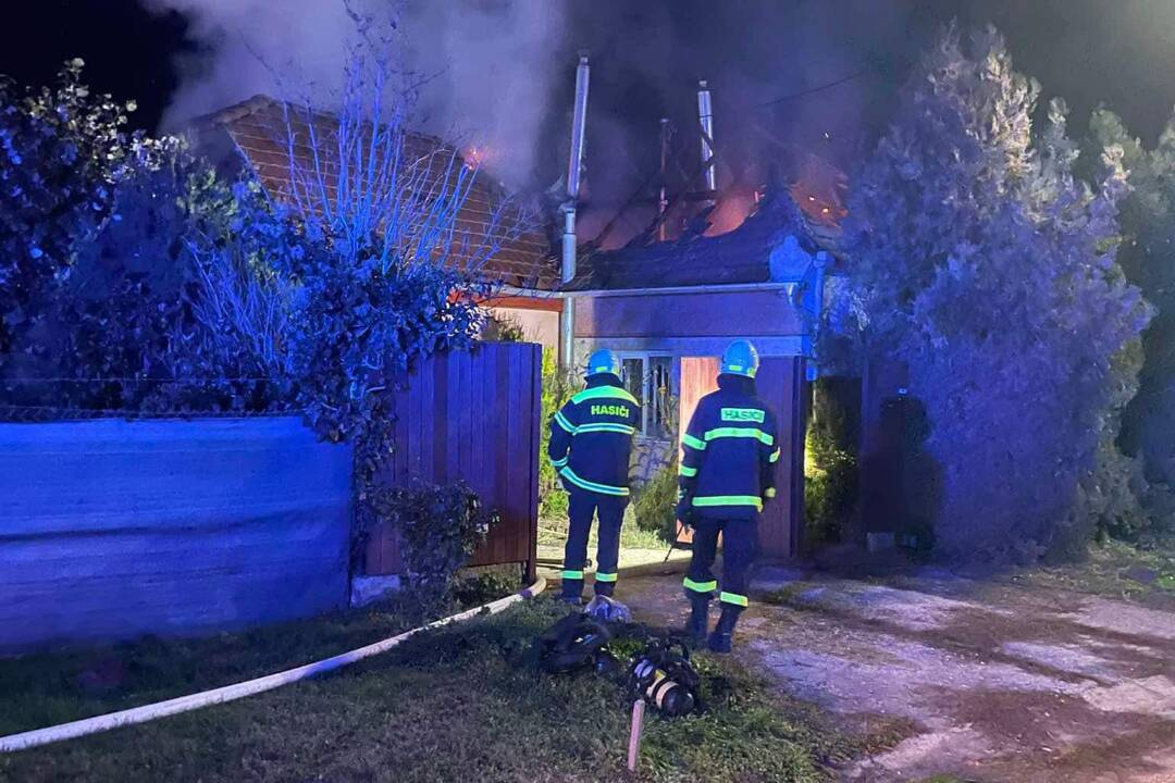 FOTO: Tragický požiar v Andovciach si vyžiadal jednu obeť. Miestnym hasičom chýba auto s cisternou