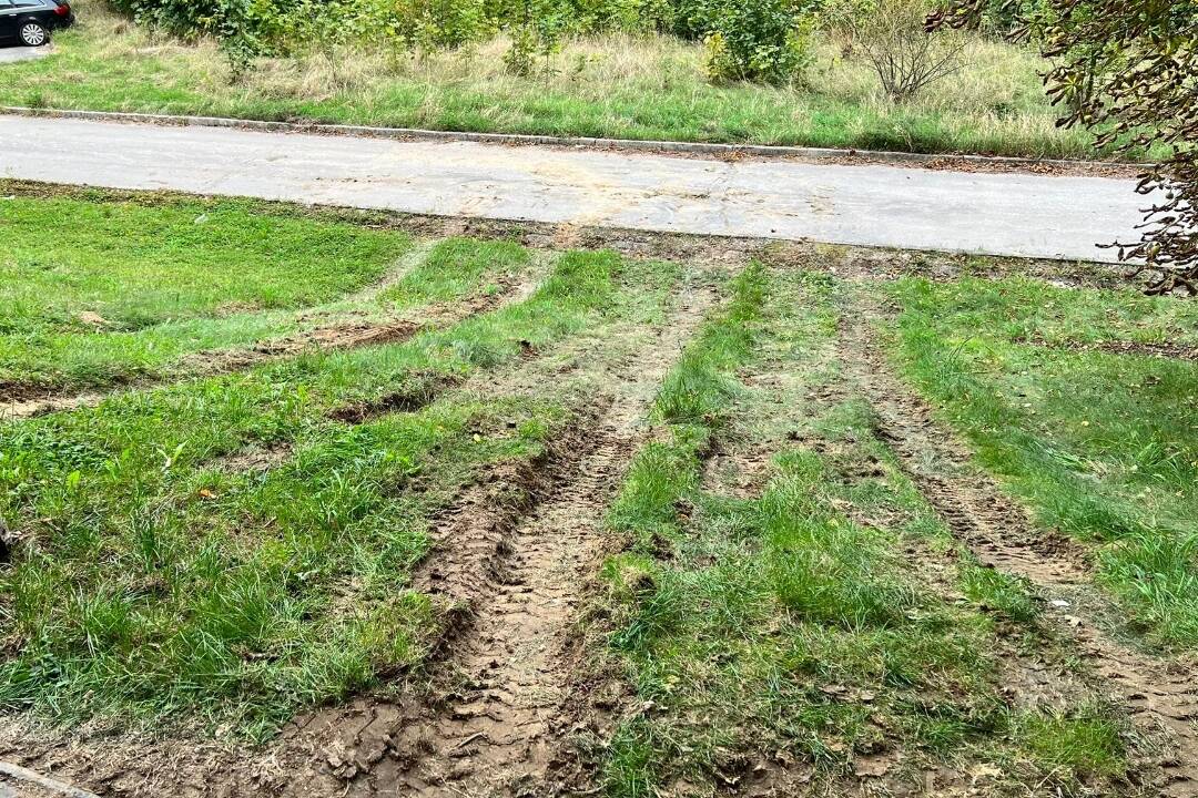 FOTO: Obyvateľom paneláka na Dieloch prekáža rozrýpaný svah, na sťažnosť zareagovala mestská poslankyňa 