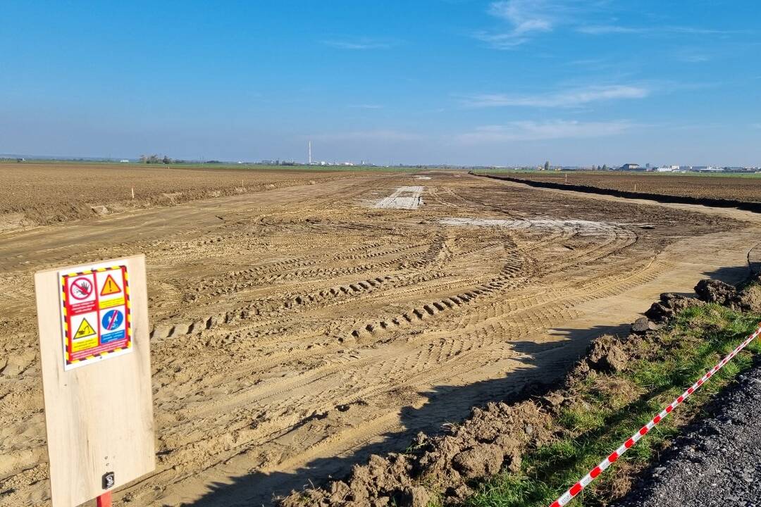 FOTO: Ľudia tomu neverili, no obchvat Šale skutočne stavajú. Vidieť už prvé stavebné práce