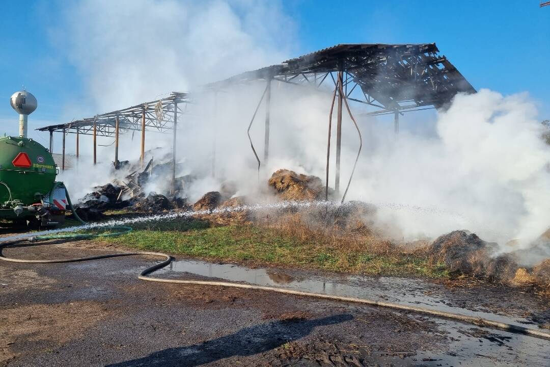 FOTO: Senník zachvátili plamene. Na mieste už od štvrtkového večera zasahujú aj hasiči z Levíc