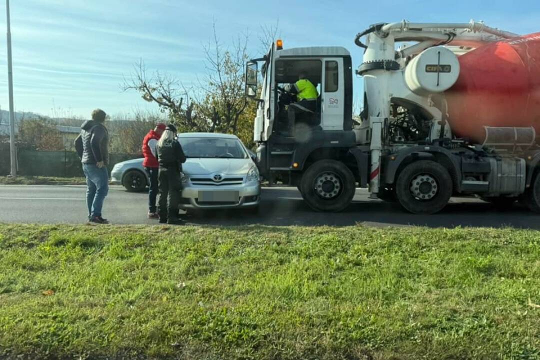 FOTO: V Nitre došlo k nehode, domiešavač betónu sa zrazil s osobným autom