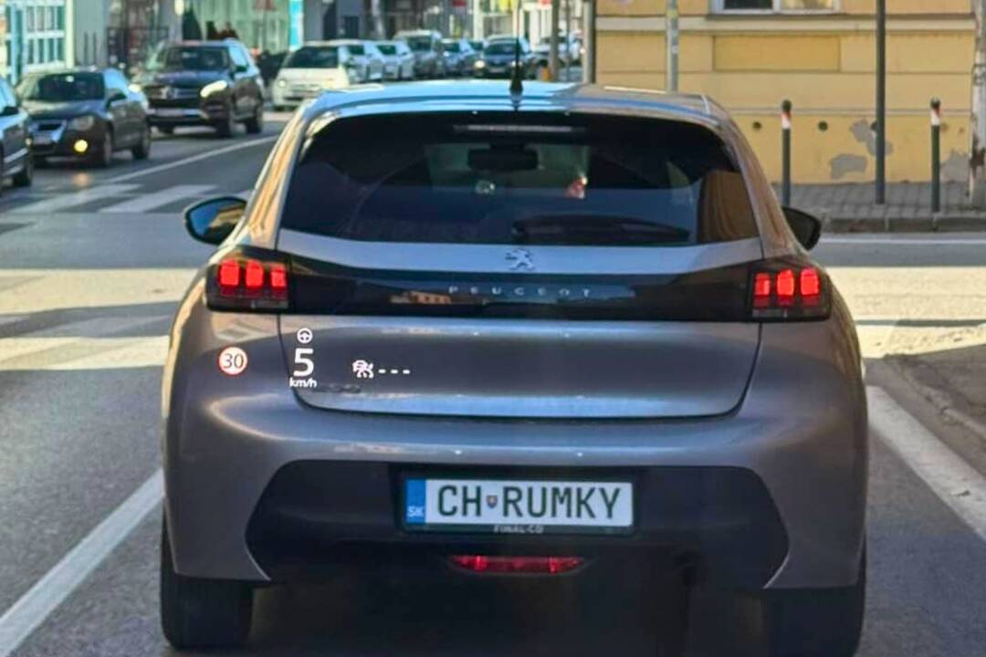 Foto: Provokačné ŠPZ-ky už na cestách neuvidíte. Niektoré chcú zakázať a zmeny čakajú aj elektromobily