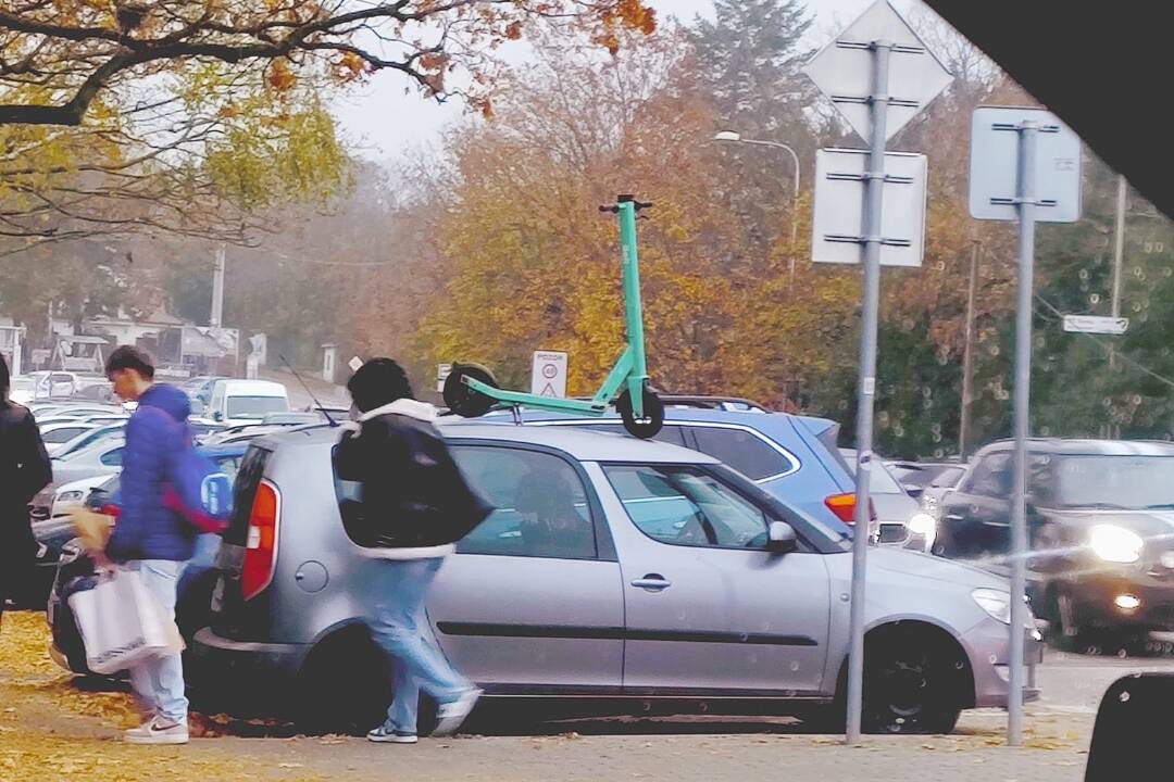 FOTO: Zdieľané e-kolobežky v Nitre končia po použití odparkované na zvláštnych miestach. Napríklad na streche auta