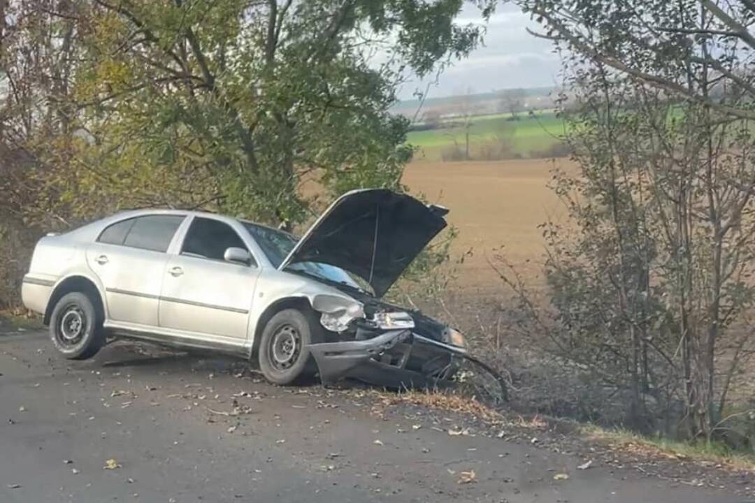 Foto: Situácia na cestách v Nitrianskom kraji: Pri Nitre skončilo auto mimo cesty a na R1 sa tvoria kolóny