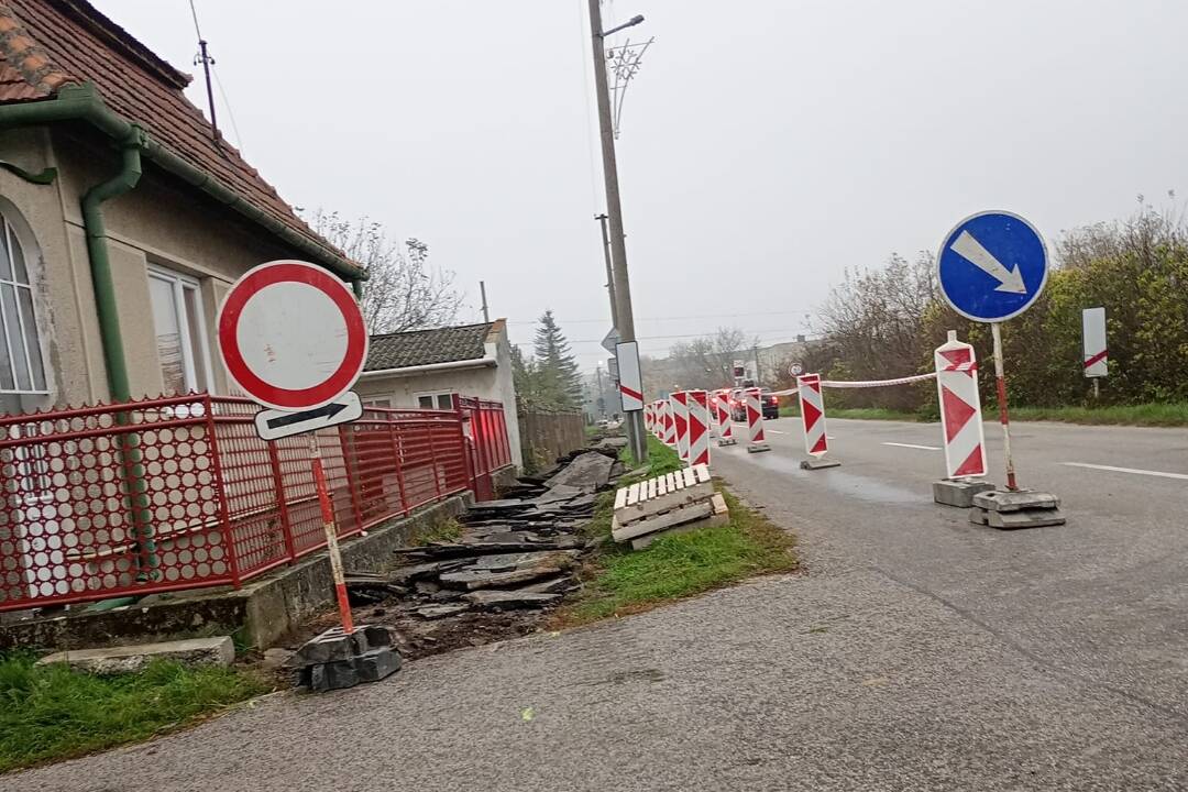 FOTO: Obyvatelia Šurian sa môžu tešiť na nový chodník, výstavba už začala