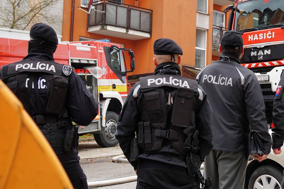 Foto: Traja policajti zo Zlatých Moraviec čelia obvineniu z mučenia. Zadržaného muža mali kopať a dávať mu elektrošoky