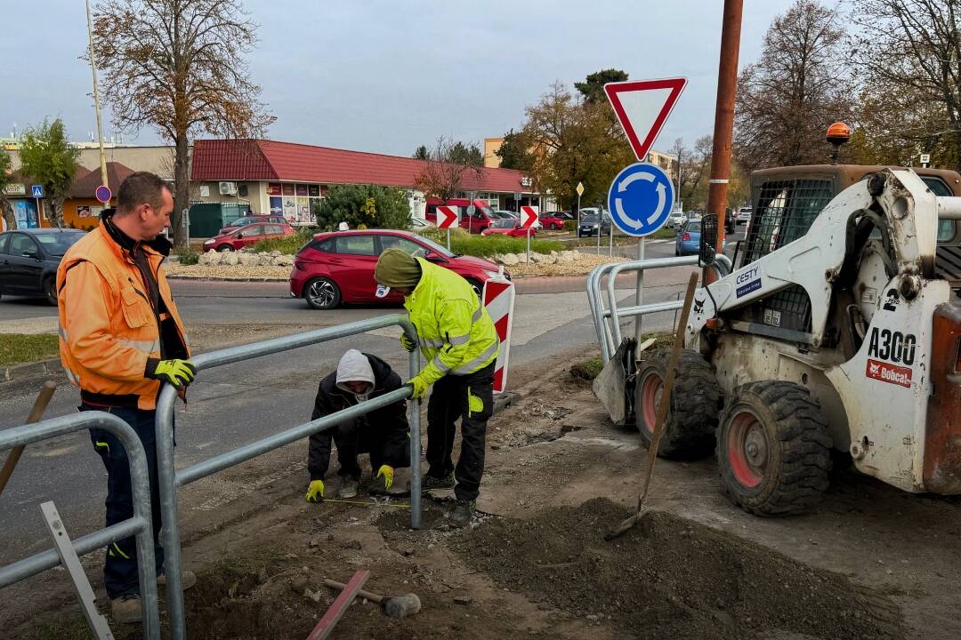 Foto: Kruhový objazd v Šuranoch dostane nový asfaltový koberec, vodičov už onedlho pošlú obchádzkovými trasami