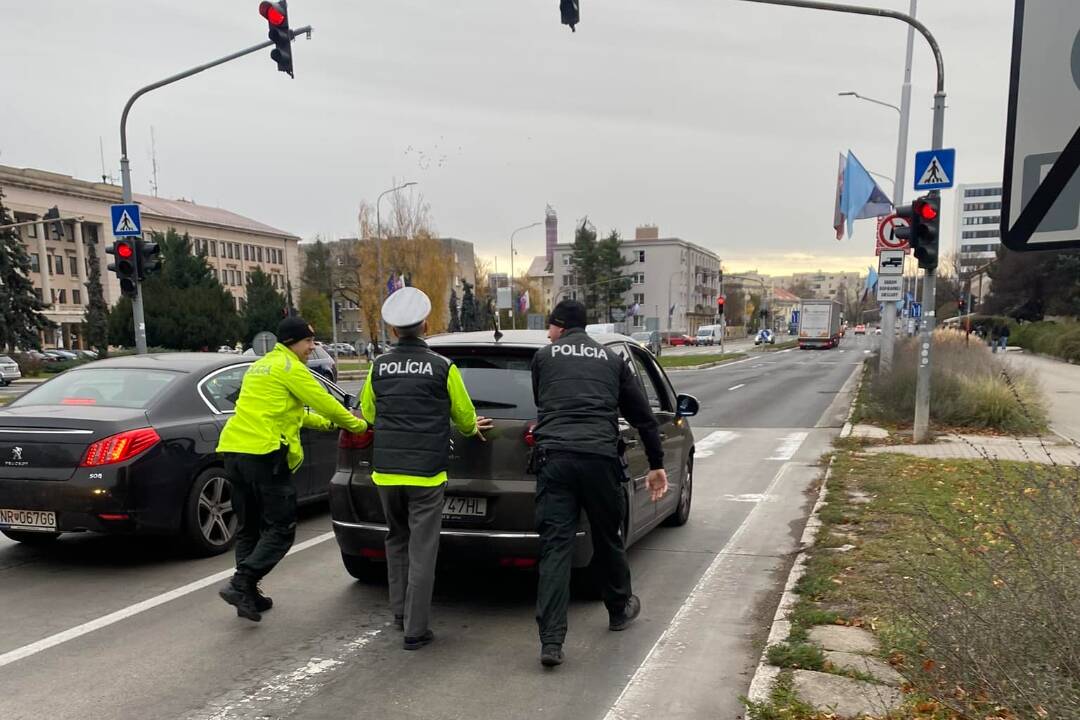 Foto: Policajti z Nitry pomohli vodičke s pokazeným autom. Jej poďakovanie spustilo vlnu ďalších príbehov