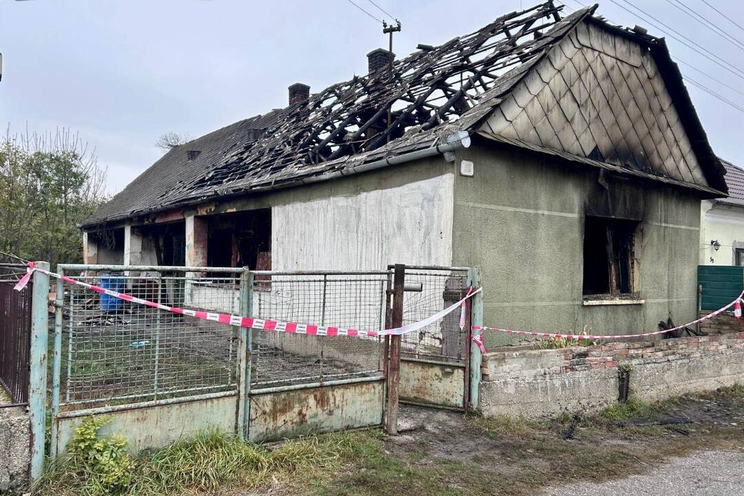 Foto: Pri požiari rodinného domu neďaleko Komárna prišli o život dve osoby