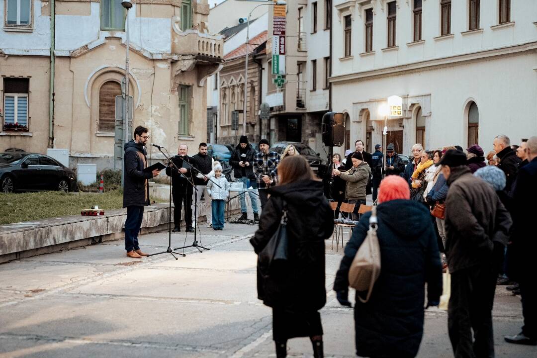 FOTO: Odkaz Nežnej revolúcie si Nitra uctila spomienkovým zhromaždením aj koncertom