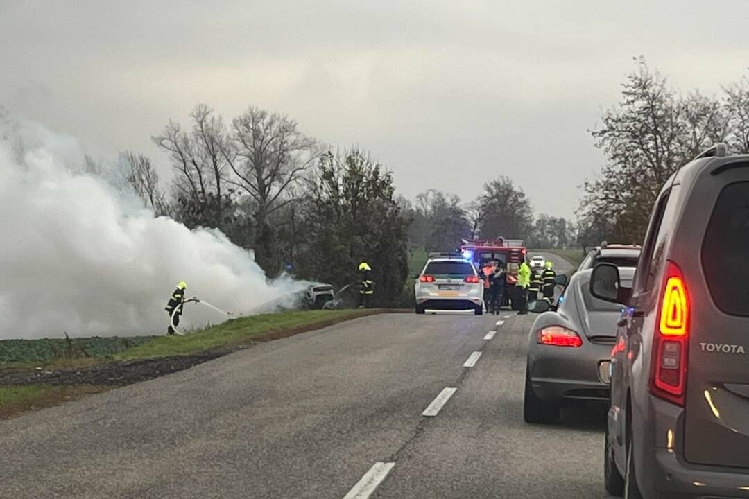 Foto: Neďaleko Nitry došlo k hrozivej nehode, auto vyletelo z cesty a začalo horieť