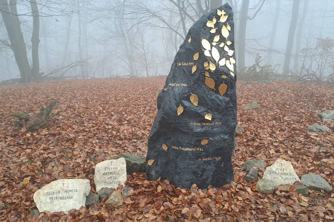 FOTO: V pohorí Tribeč slávnostne odhalili symbolický cintorín ľudí, ktorí tu zahynuli