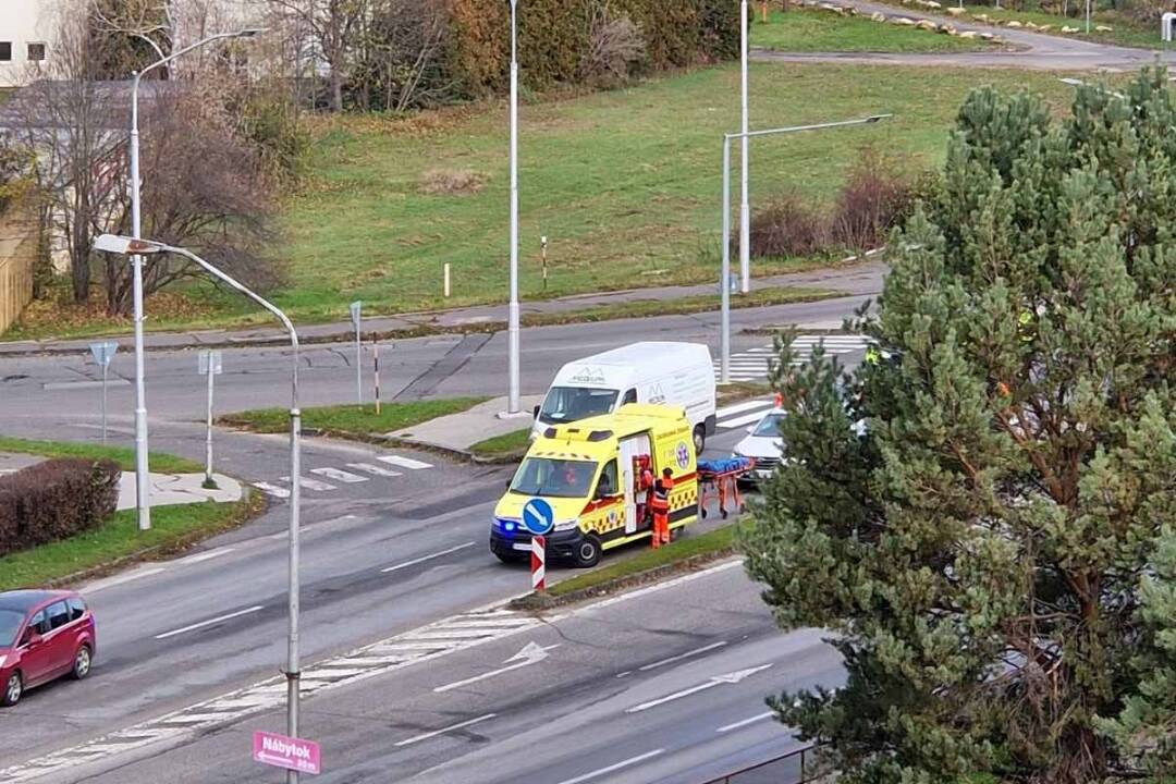 Foto: Na problematickej križovatke v Leviciach došlo k ďalšej nehode. Obyvatelia petíciou bojujú za jej zabezpečenie