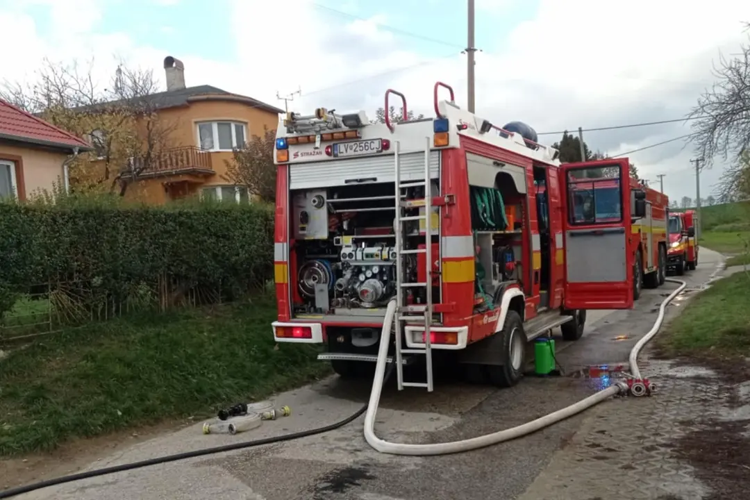 FOTO: Plamene zachvátili strechu domu v Hornej Kráľovej, hasiči zasiahli včas a vyslúžili si poďakovanie