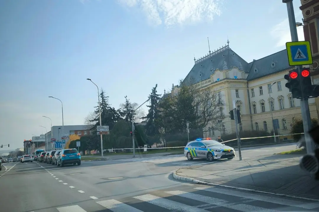 Foto: Ďalšia bombová hrozba na nitrianskom súde? Opáskovanú budovu strážia policajti