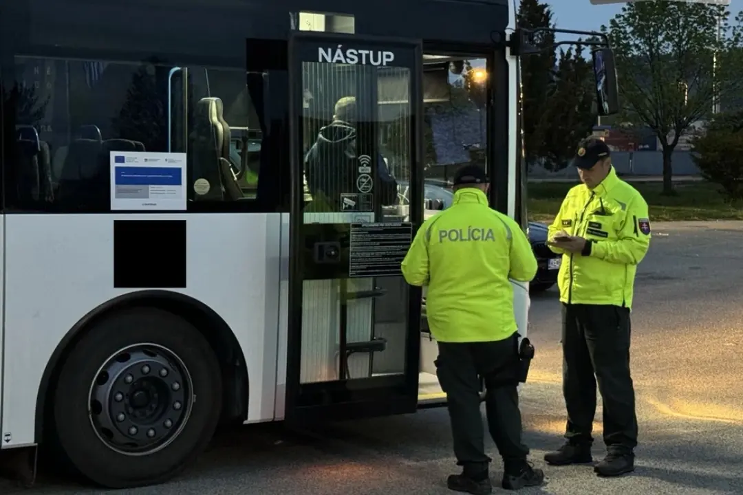 Polícia prehľadáva autobusy v okrese Nitra a Nové Zámky, pre bombovú hrozbu meškajú viaceré spoje