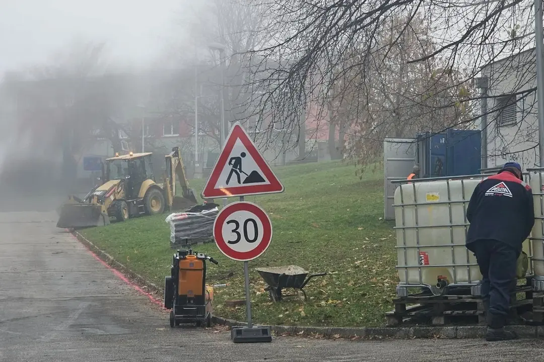 Foto: Na Klokočine robia nové parkovacie miesta i čiary. Nitranov pobavila aj maximálna 30-tka v obytnej zóne