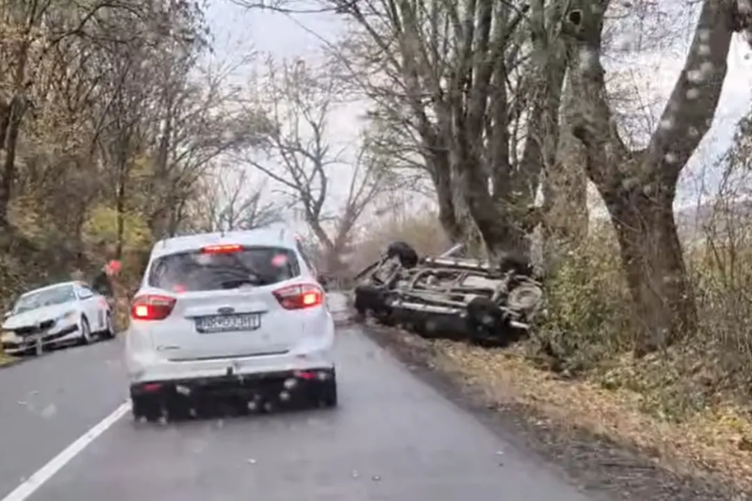 Foto: Pred Podhoranmi skončilo auto prevrátené na streche, dopravu riadi polícia