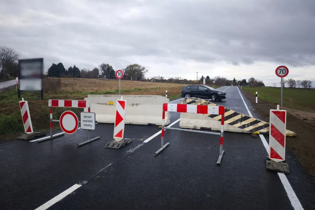 FOTO: Otvára sa zrekonštruovaná cesta Golianovo – Vráble, motoristi môžu čakať niekoľko noviniek