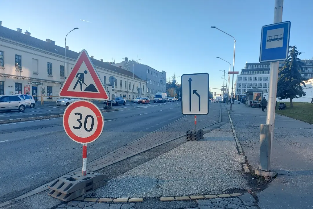 FOTO: Začali sa práce na Štúrovej ulici v Nitre, kvôli opravám potrubia tu vytvoria nový jazdný pruh