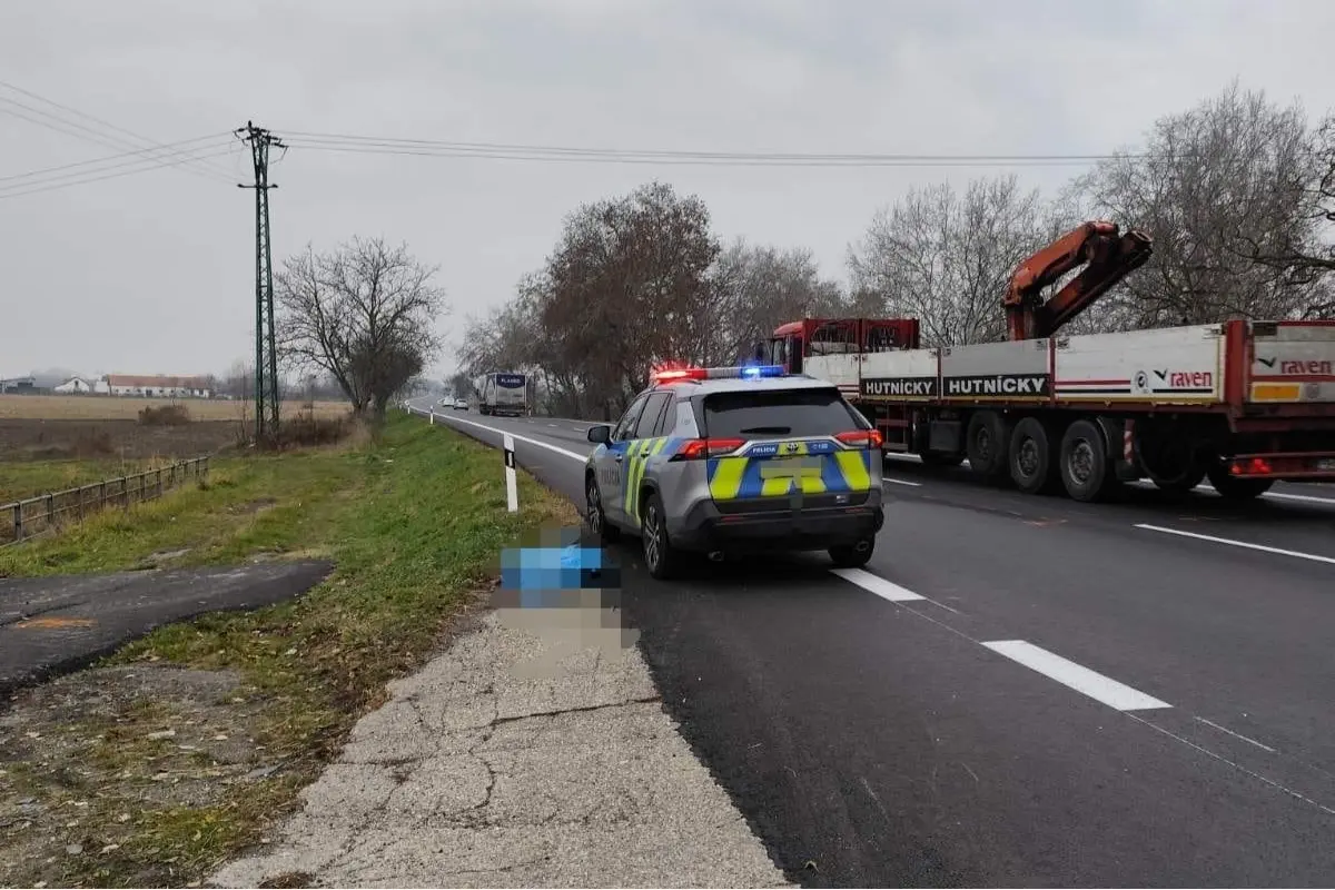 Foto: Pri Komárne tragicky zahynul chodec, ktorého zrazil kamión. Utrpel zranenia nezlučiteľné so životom