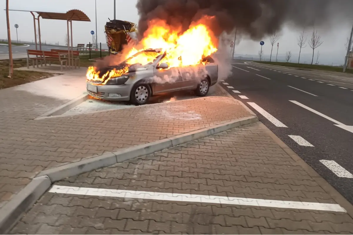 FOTO: Na R1 na odpočívadle v Pohraniciach horí osobné auto. Na mieste zasahujú hasiči