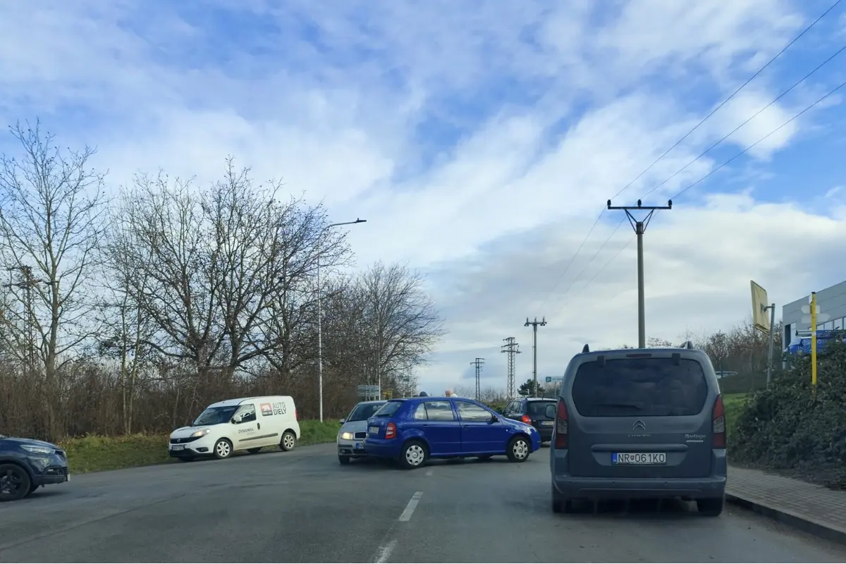 Foto: Pri Klimaku v Nitre došlo k nehode, autá zablokovali stred križovatky