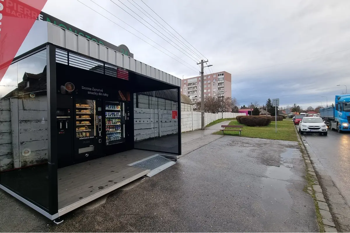 Foto: Máte hlad počas čakania na autobus? V Šali si môžete na nových zastávkach kúpiť bagety i nápoje