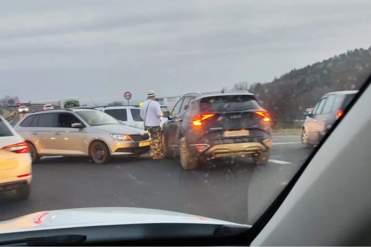 Foto: Rannú dopravnú situáciu v Nitre skomplikovali nehody, zablokovali križovatku v centre aj na zjazde z R1