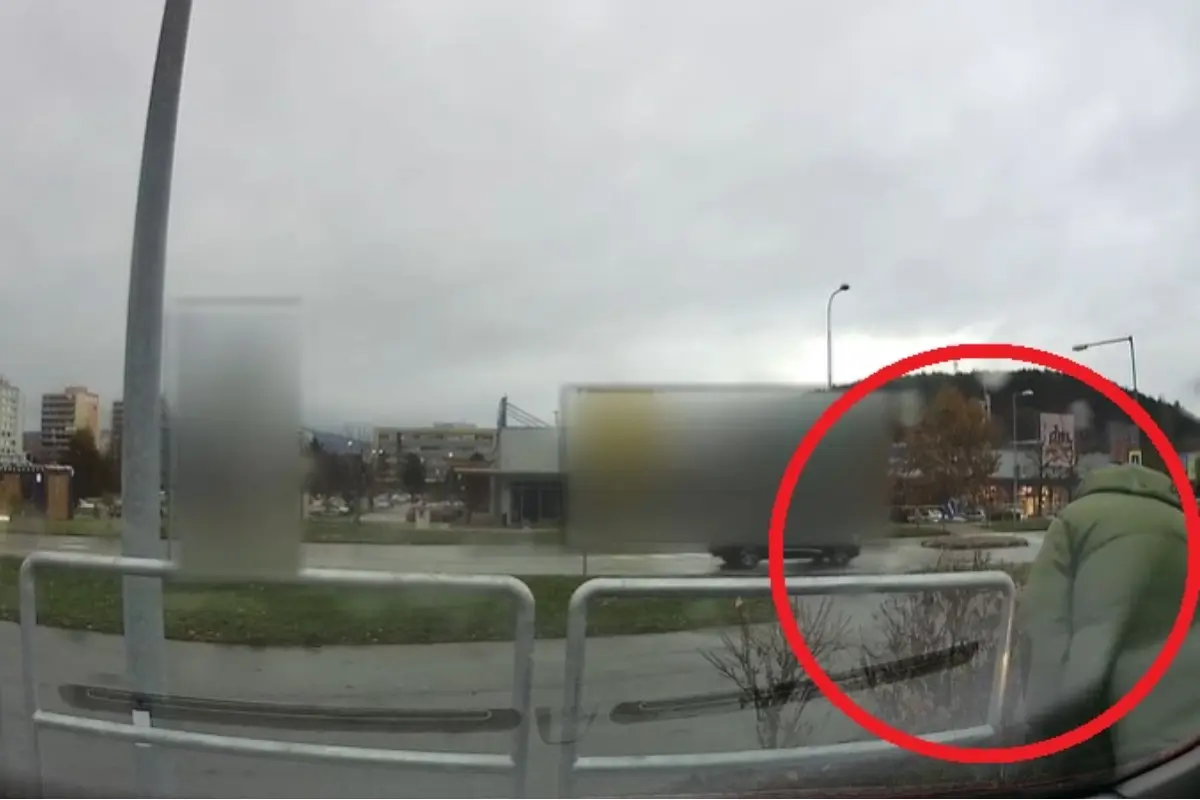 Foto: VIDEO: Policajti hľadajú ženu v zelenej bunde. Vyšetrujú nehodu pred supermarketom na Klokočine