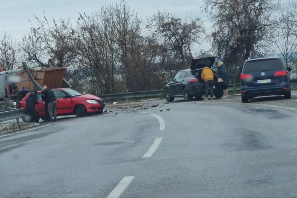 Foto: Na výjazde do Veľkého Zálužia došlo k dopravnej nehode, v zákrute sa zrazili autá