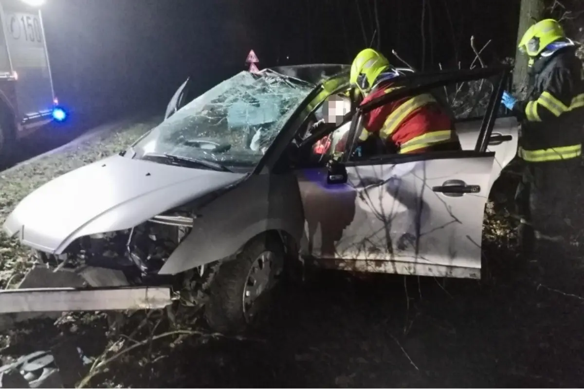 FOTO: Hasiči zachraňovali v Nitre šoféra z rozbitého auta, v rovnaký čas došlo k nehode aj vo Vrábľoch