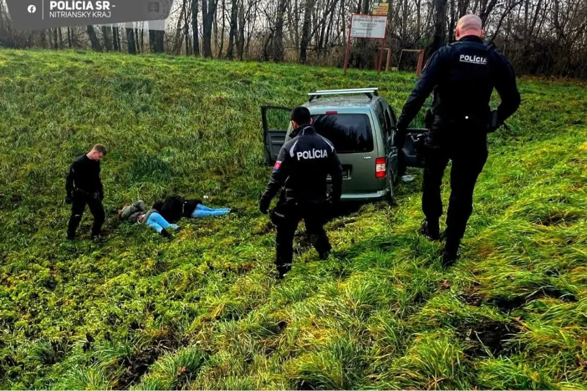 FOTO: Polícia opísala zbesilú naháňačku zdrogovaných zlodejov. Ukradli auto a pri Šali ho rozbili na šrot