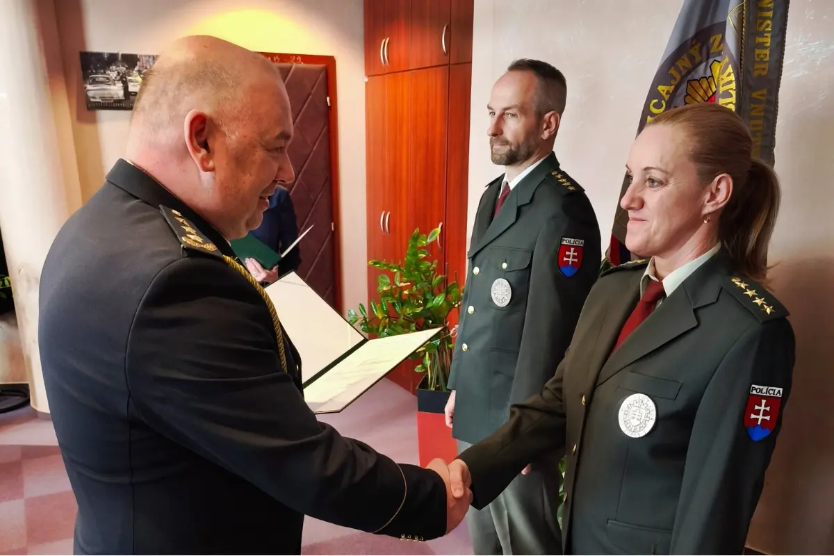 Foto: Roky poctivej služby sa vyplatili: Policajtov Janu a Radoslava z Nitrianskeho kraja mimoriadne povýšili