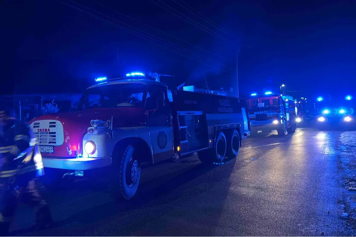 Foto: Hasiči zasahovali pri požiari v Tvrdošovciach, rodinný dom zachvátili plamene