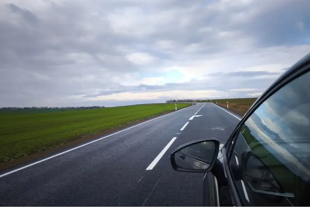 Foto: Novú cestu medzi Golianovom a Vrábľami už stihol niekto zničiť. Na zemi ležali povytŕhané stĺpiky