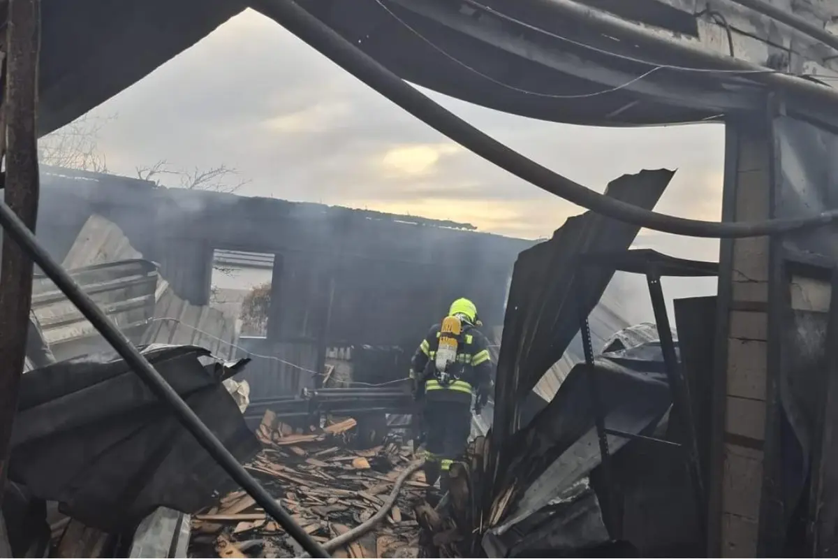 VIDEO+FOTO: Hasiči bojovali proti požiaru výrobnej haly v Kolárove, k zraneniam nedošlo