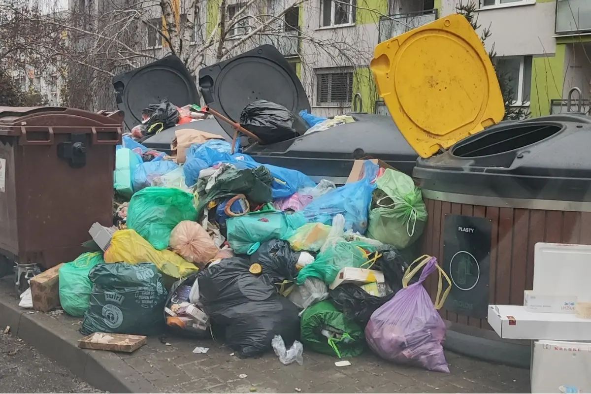 FOTO: Obyvateľov Murániho ulice v Nitre označil za divú zver. Kontajnery boli plné, tak smeti hádzali na kopu