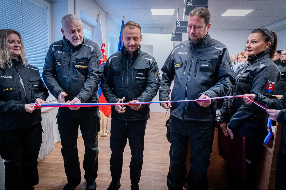 Foto: Už žiadne dlhé rady pred budovou cudzineckej polície v Nových Zámkoch. Presunuli sa do nových priestorov