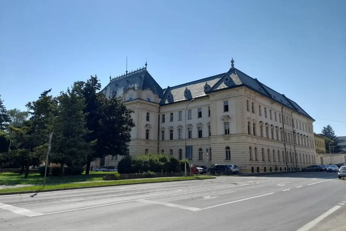 Foto: Mladý Erik, ktorý v Zlatých Moravciach prepadol taxikára, sa postavil pred súd. Rozhodovalo sa o väzbe