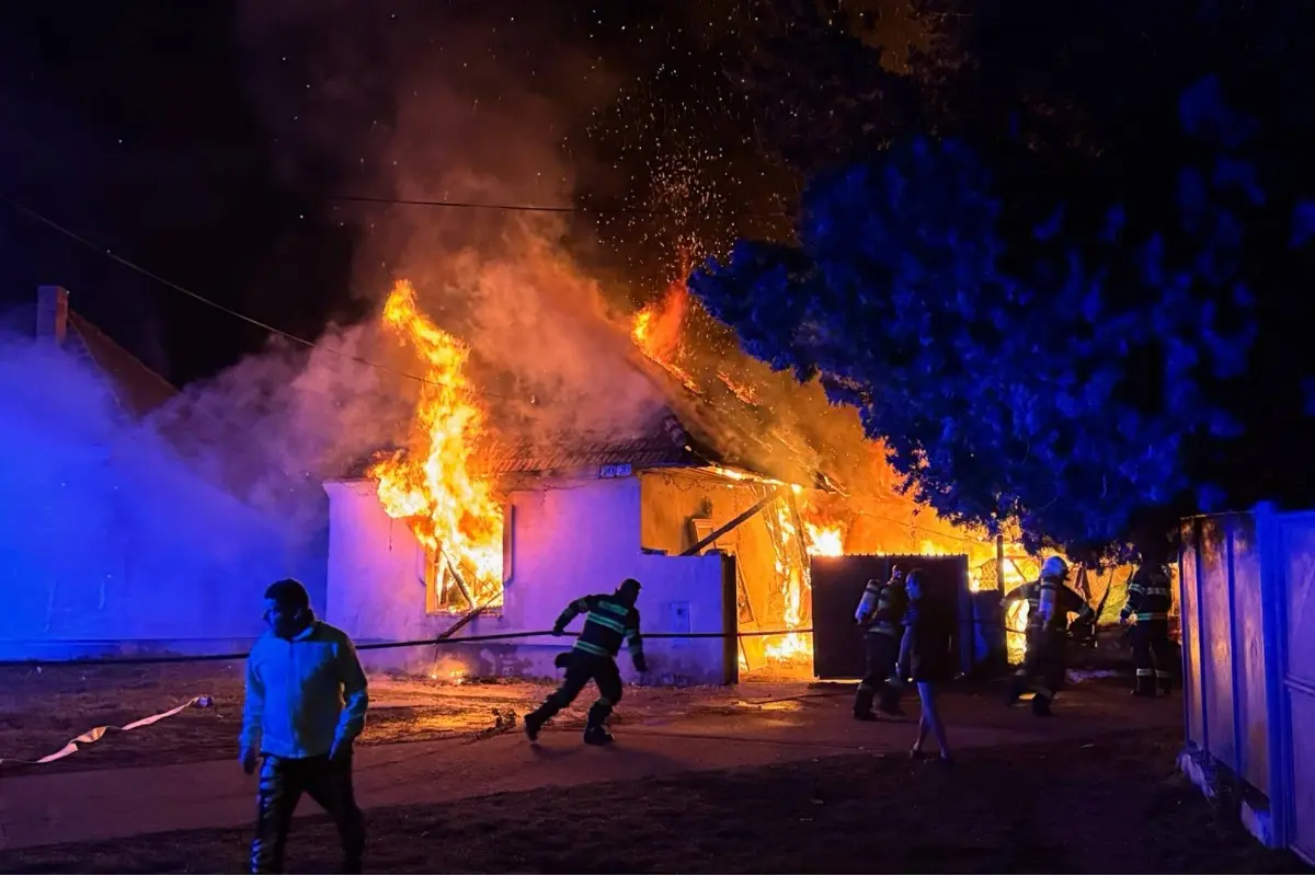 FOTO: Hasiči bojovali s nočným požiarom v Dvoroch nad Žitavou. Dve deti boli odvezené na ošetrenie