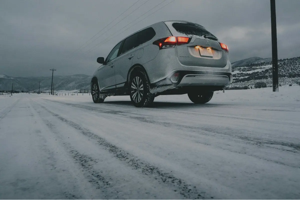 Foto: Motoristi pozor: Na cestách Nitrianskeho kraja vás môže potrápiť nebezpečná poľadovica