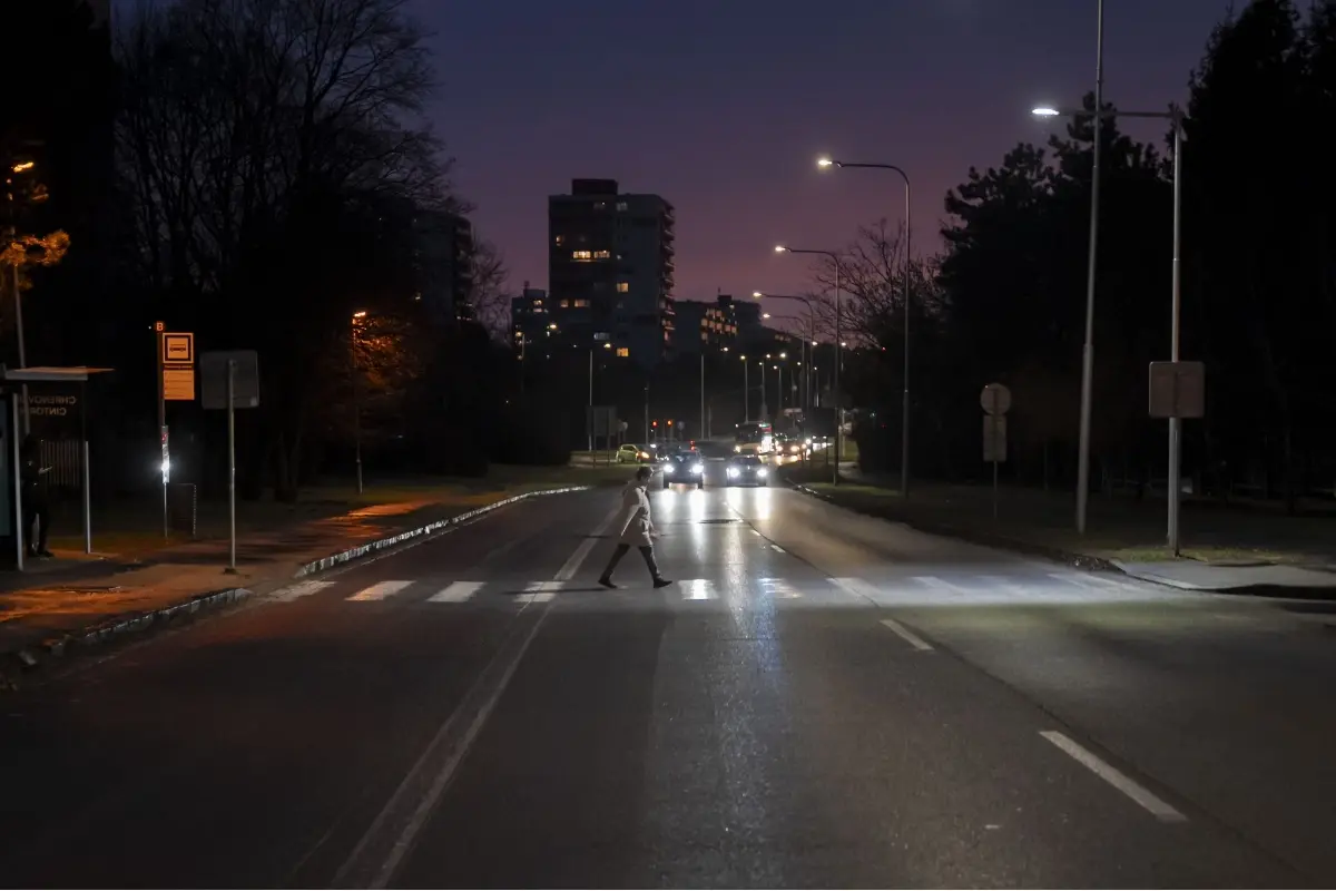 FOTO: Tri priechody pre chodcov na Chrenovej sú odteraz bezpečnejšie: Mesto ich vybavilo novým osvetlením