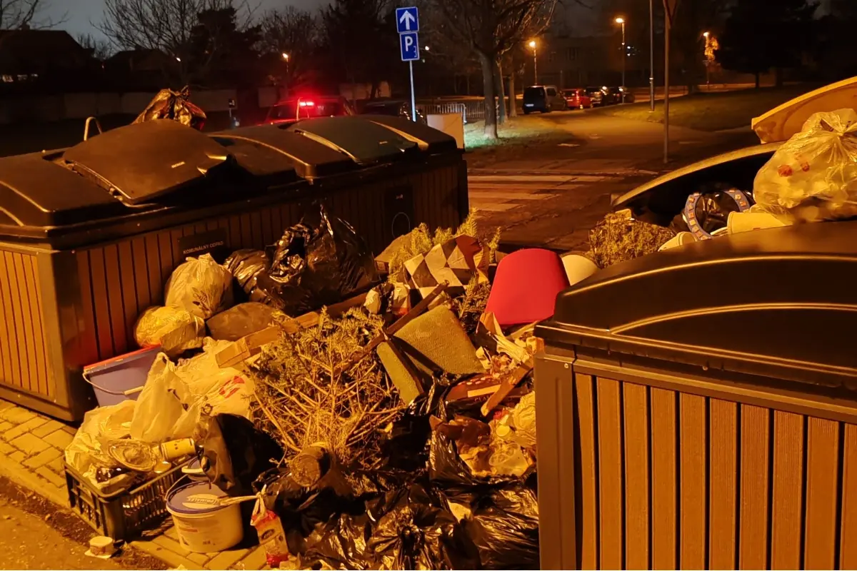 Foto: Okolie odpadkových košov na nitrianskom sídlisku vyzerá ako chliev. Obyvatelia sa pýtajú, kde sú smetiari