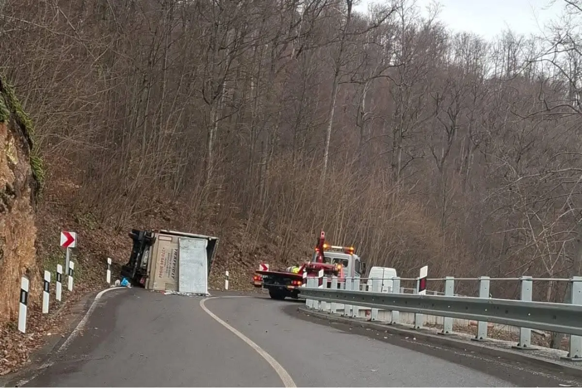 Foto: Pred obcou Skýcov došlo k hromadnej dopravnej nehode, zrazilo sa tam osobné auto s dodávkou a nákladiakom