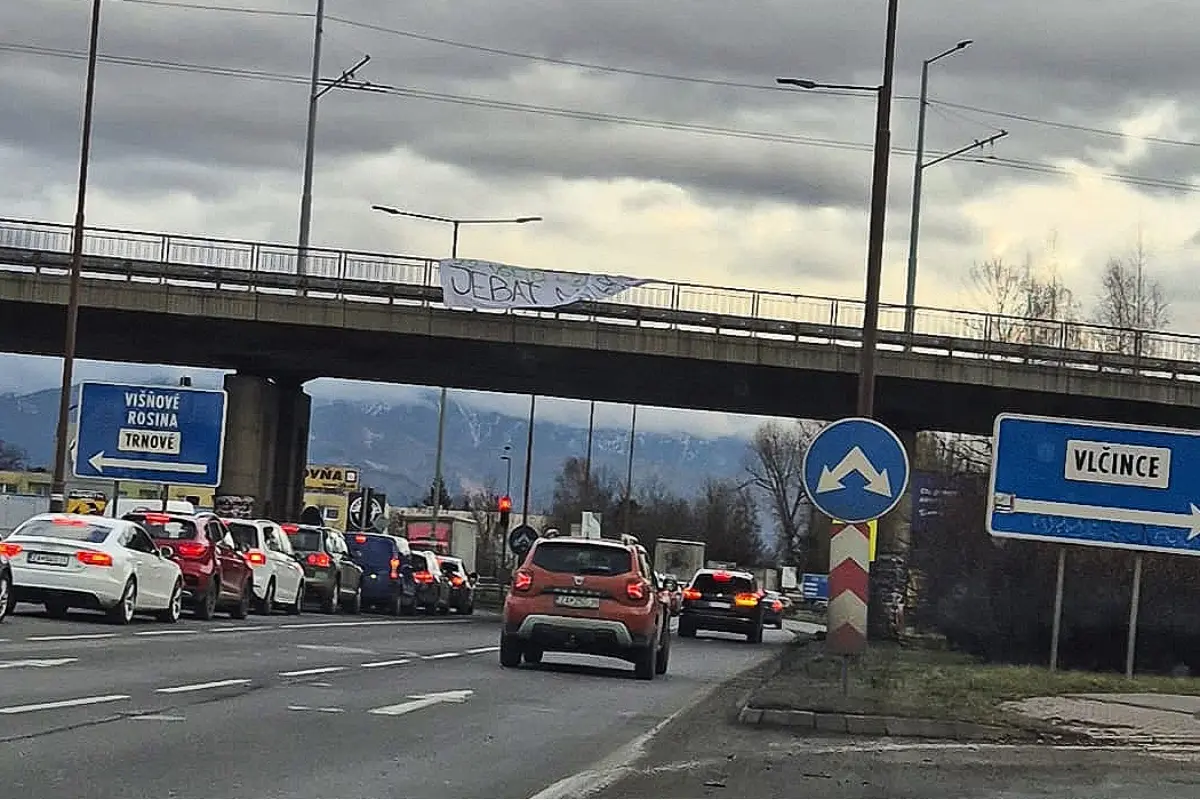 Foto: J*bať Nitru, napísal zanietený fanúšik Vlkov na transparent, ktorý sa objavil v Žiline. Takto pozýva na zápas?