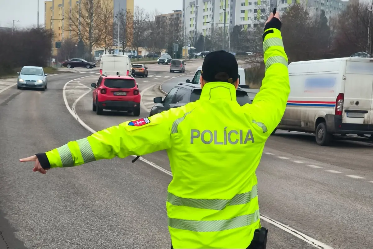 Foto: Vodiči pozor: Na cestách v okresoch Nitra a Zlaté Moravce hliadkujú policajti, prebieha veľká dopravná kontrola