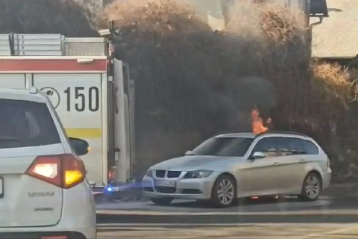 Foto: VIDEO: Na Cintorínskej ulici v Nitre horelo osobné auto, zasahovať museli hasiči 